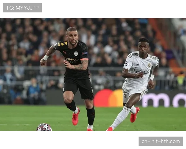 巴黎赛前训练重点演练角球战术，应对里昂高空防线